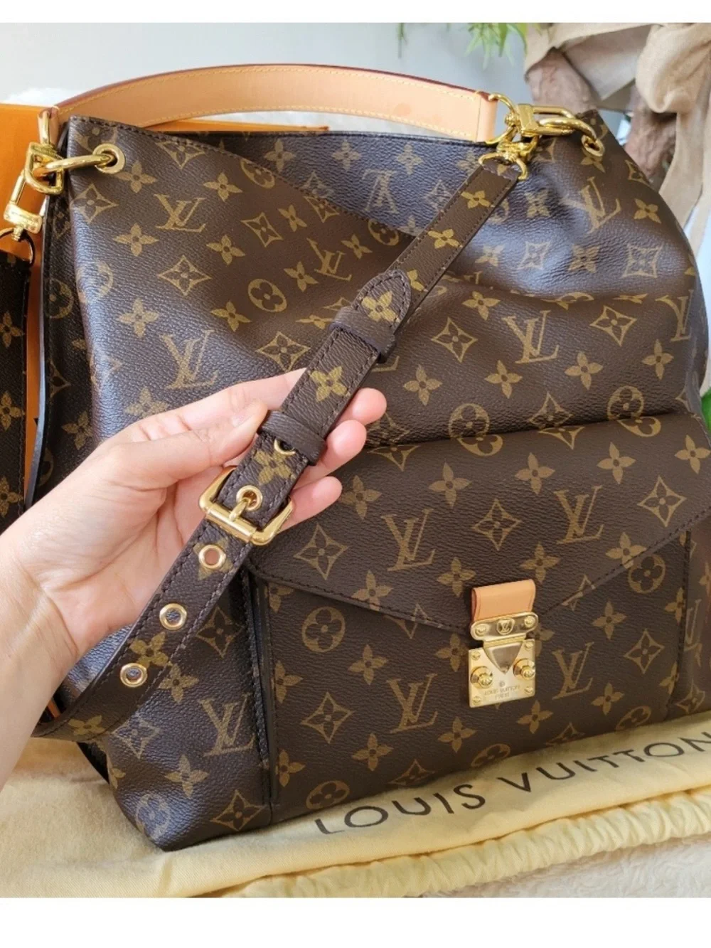 Authentic Louis Vuitton Brown Monogram Metis bag with Gold Hardware.